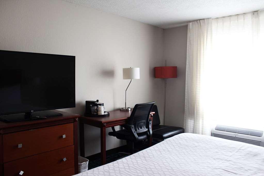 Wingate By Wyndham Dayton North Hotel Room photo